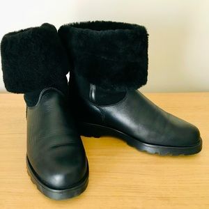 La Canadienne suede and leather boot with shearling lining.